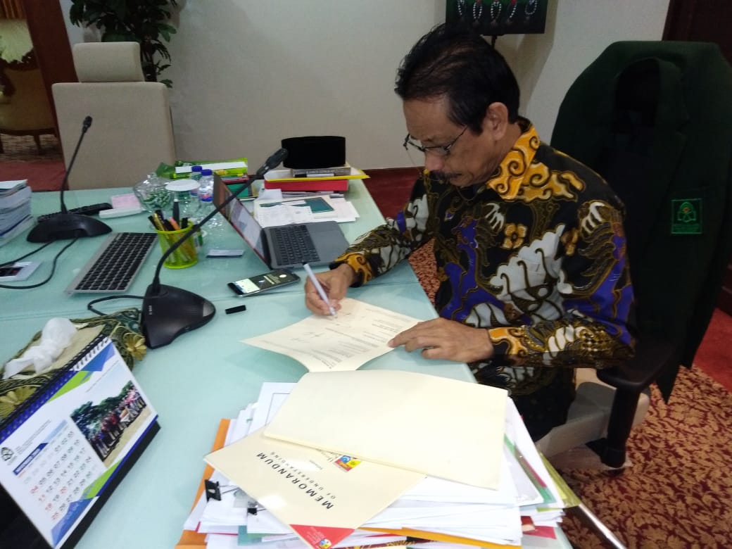 Rektor UIN Alauddin Makassar Prof. Dr. H. Musafir, M.Si sedang menandatangani naskah MOU antara Univ